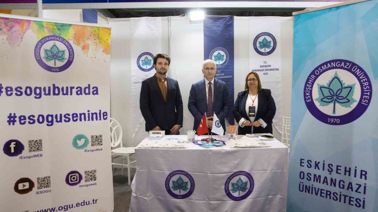 ESOGÜ Marmara Bölgesi Kariyer Fuarı'na Katıldı: Rektör Çolak Standı Ziyaret Etti