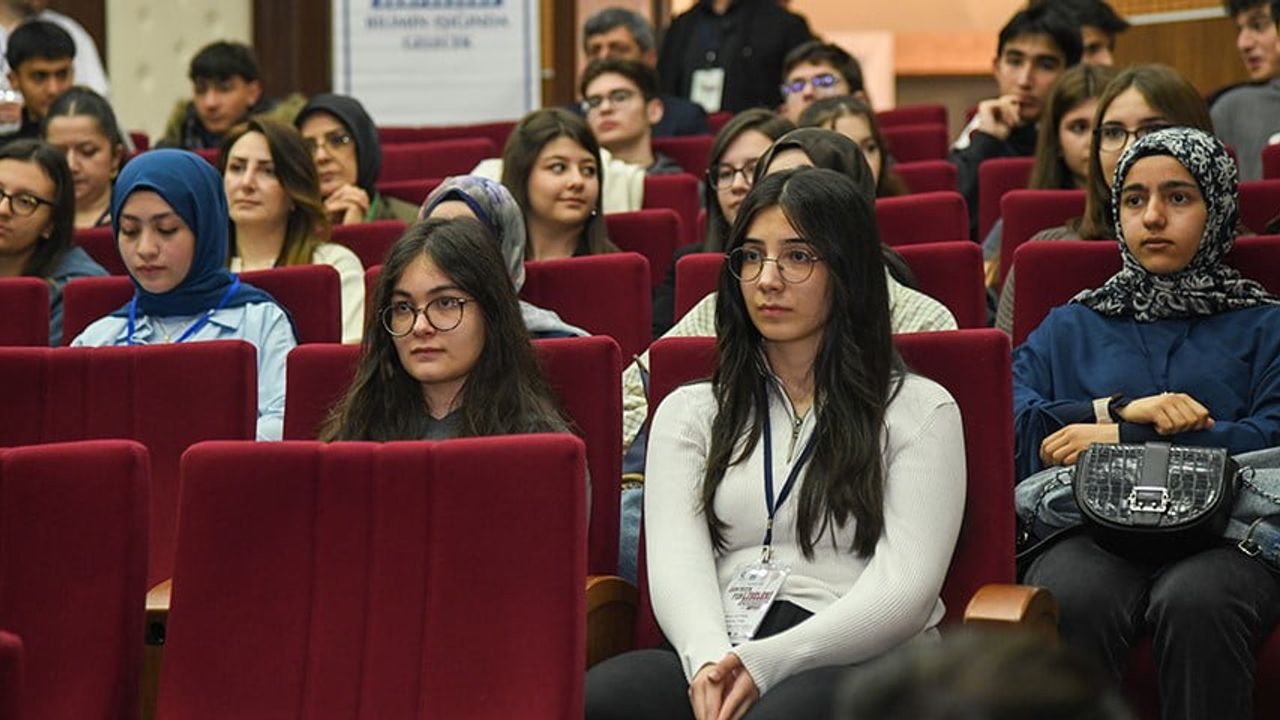ETÜ'de Üçüncü Ulusal Fen Liseleri Sempozyumu: Öğrenciler Bilimsel Sunumlarını Paylaştı