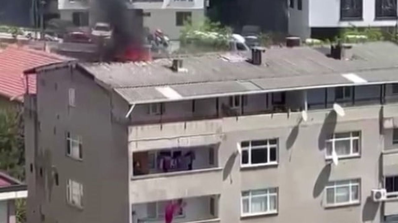 Eyüpsultan’da çatı tamiri sonrası çıkan yangın çatı katı dairesini kullanılmaz hale getirdi