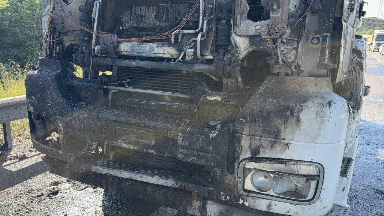 Eyüpsultan'da seyir halindeki tırın motoru alev aldı; araç kullanılamaz hale geldi