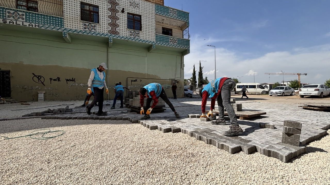 Eyyübiye'de yol yenileme ve yeni yol açma çalışmaları hızla sürüyor