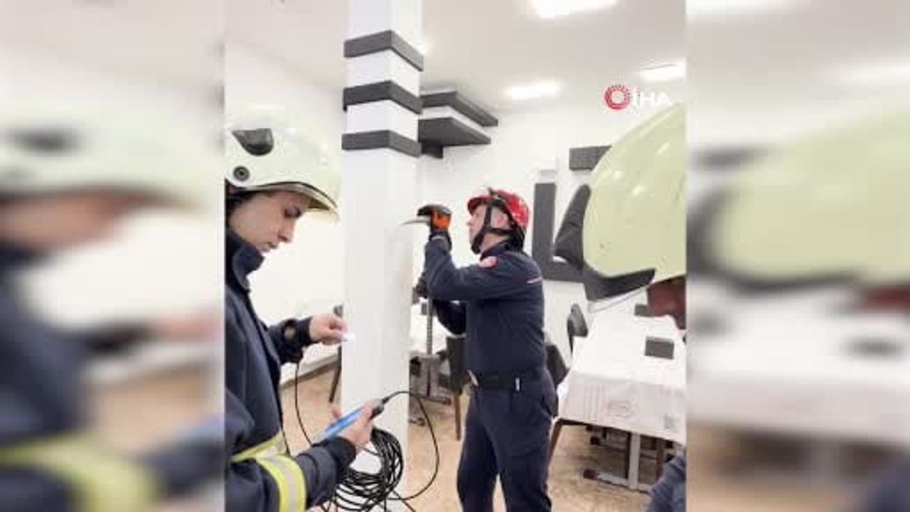 Fatih’te Restoran Kolonuna Sıkışan Yavru Kedi İtfaiye Ekiplerince Kurtarıldı