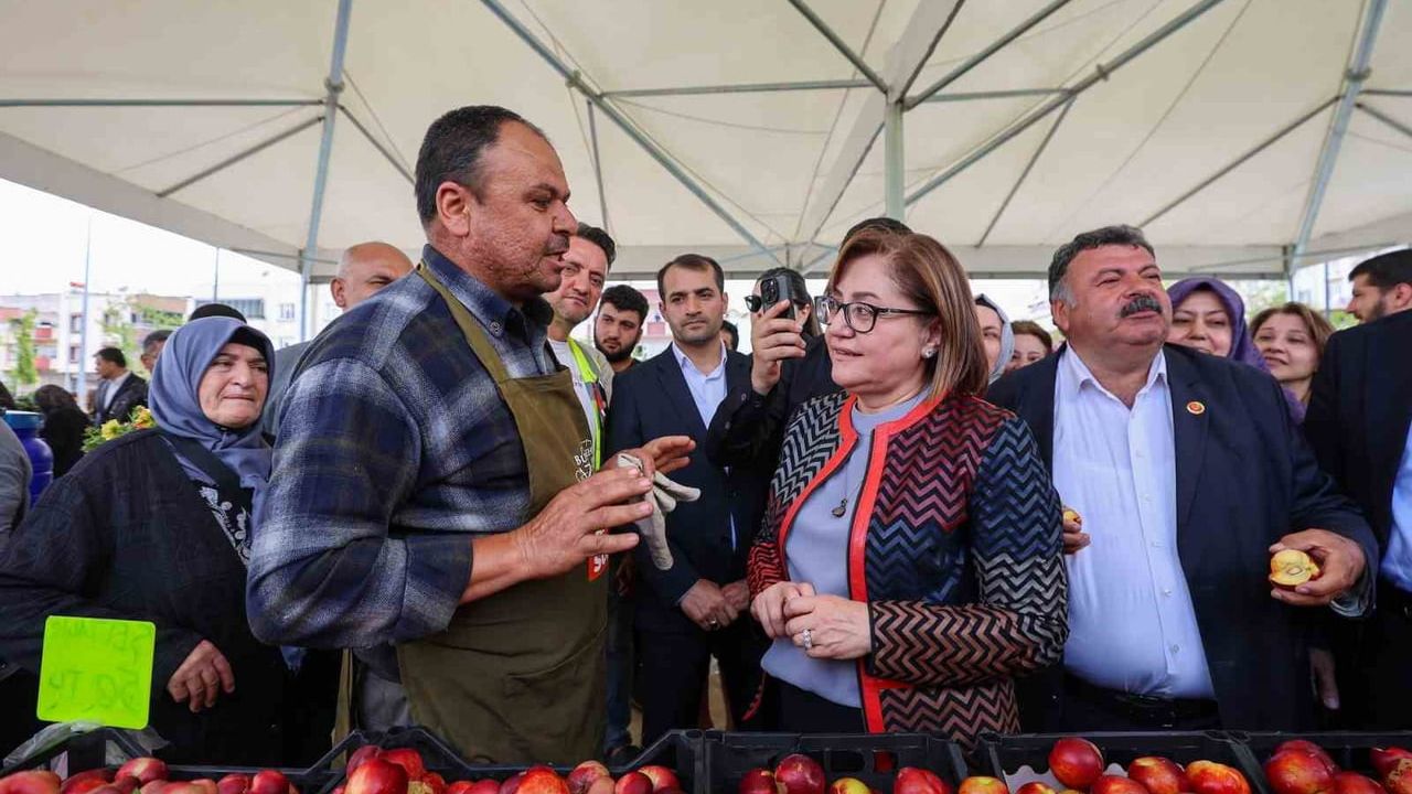 Fatma Şahin 25 Aralık Mahallesi Sakinleriyle Bayramlaştı ve Yeni 'Haydi Tarladan Sofraya' Pazarını Ziyaret Etti