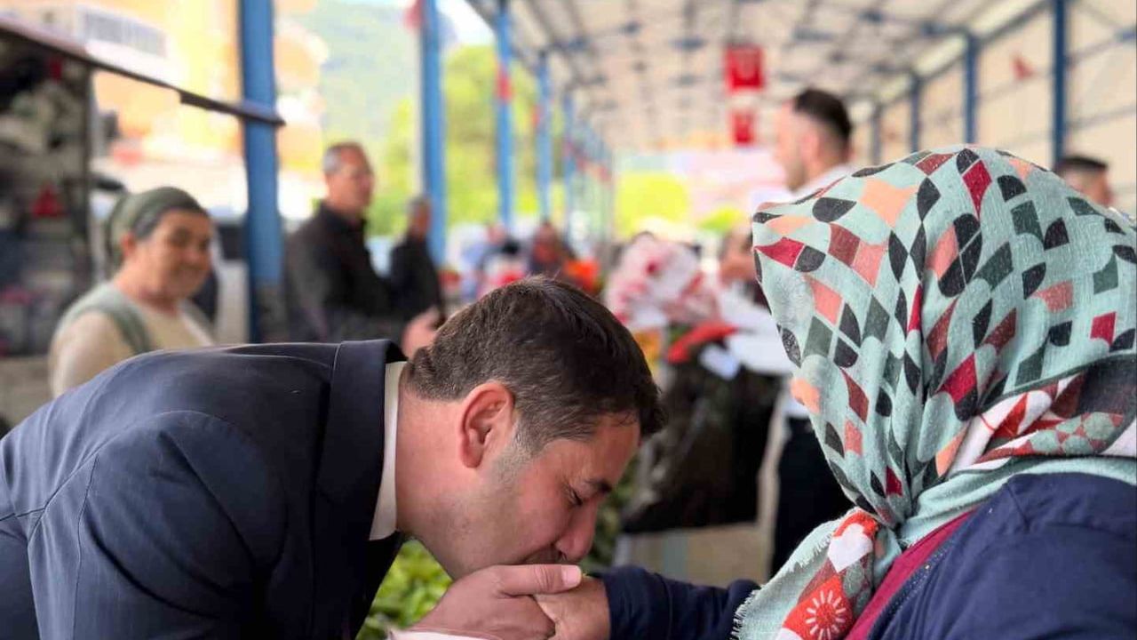 Feke Belediyesi, Anneler Günü'nde pazarcı kadınlara çiçek takdim etti