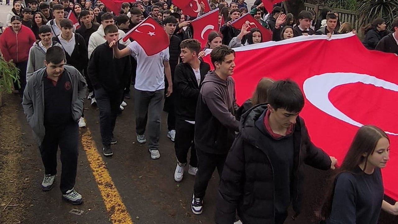 Fener Anadolu Lisesi'nden 19 Mayıs Yürüyüşü: Yaklaşık 550 Öğrenci, 50 Öğretmenle Kutlama