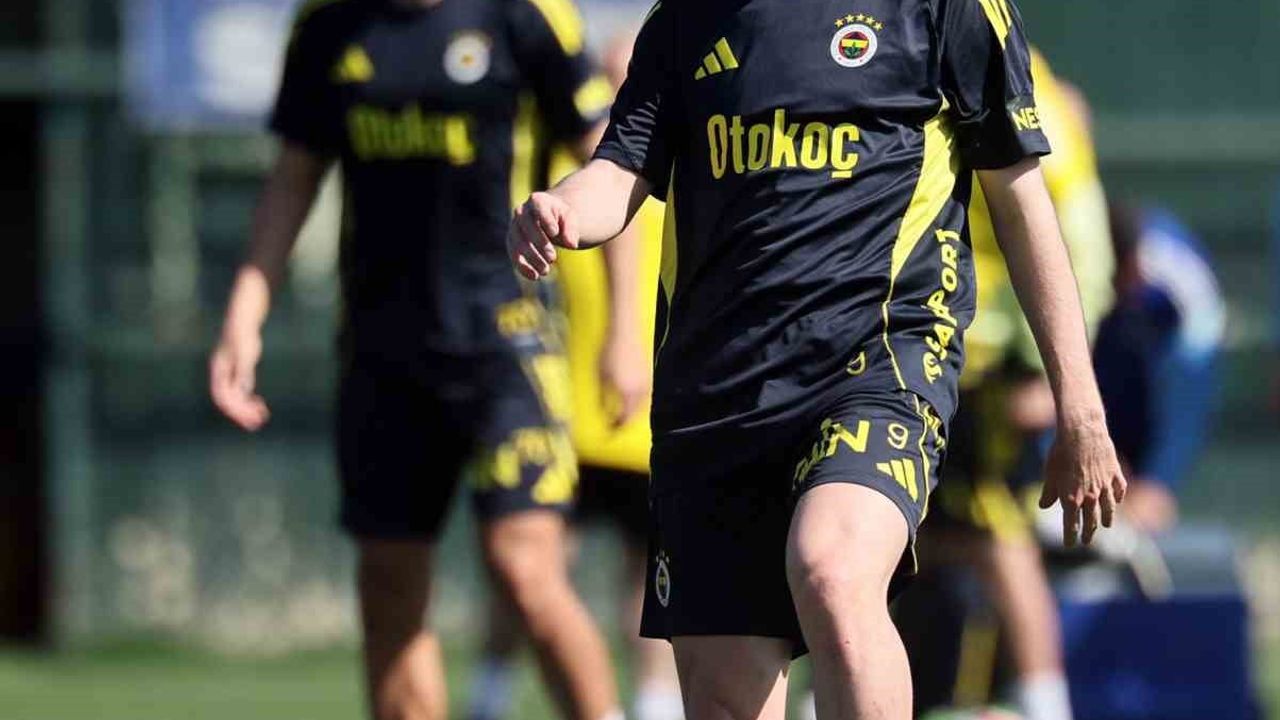 Fenerbahçe, Eyüpspor maçı öncesi hazırlıklarını akşam antrenmanıyla sürdürdü