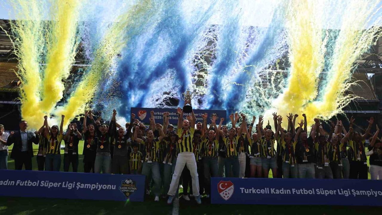 Fenerbahçe Kadın Futbol Takımı Turkcell Süper Lig şampiyonluğunu Şükrü Saracoğlu’nda kutladı