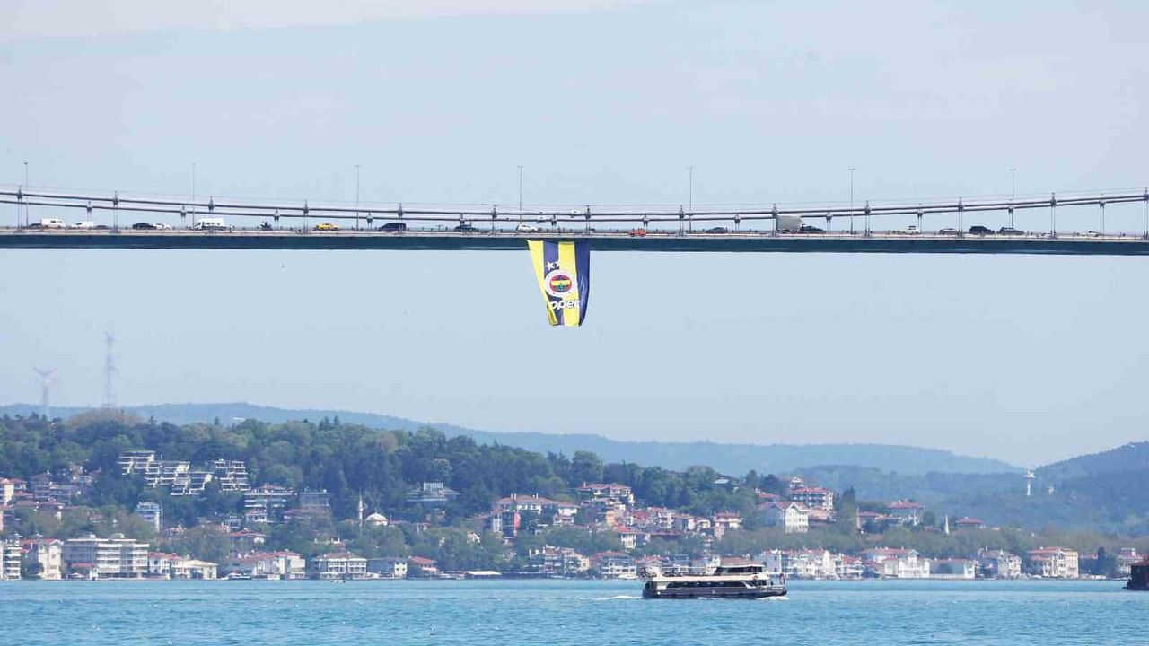 Fenerbahçe'nin 2025-2026 sezonu başarıları İstanbul'un üç köprüsünde bayraklarla kutlandı