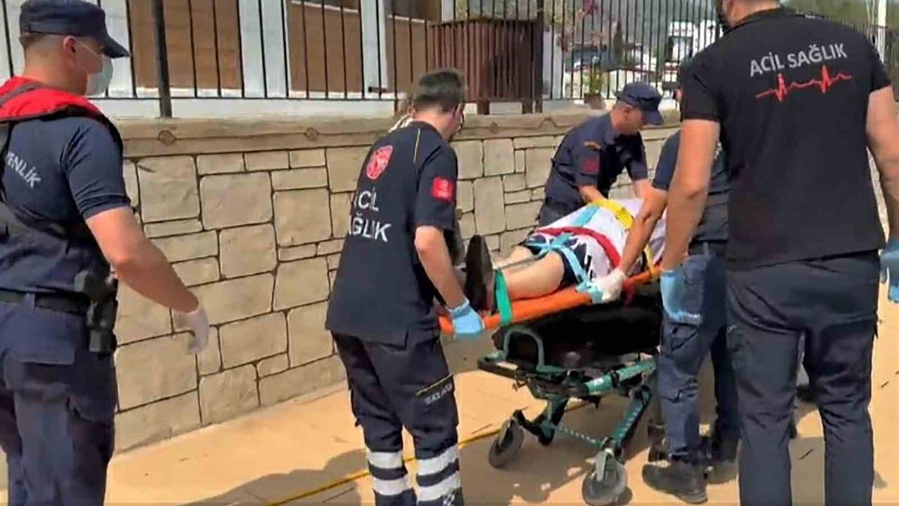 Fethiye açıklarında gezi teknesinde yaralanan vatandaş Sahil Güvenlik tarafından tıbbi tahliye edildi