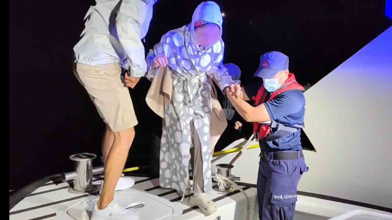 Fethiye açıklarında teknede rahatsızlanan kadın Sahil Güvenlik tarafından tahliye edildi