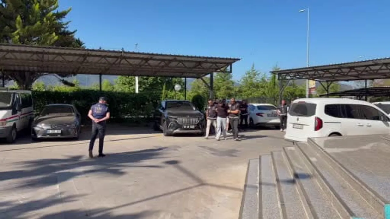 Fethiye’de Alim Karaca’ya Yönelik Silahlı Saldırı Soruşturmasında 5 Şüpheli Adliyeye Sevk Edildi