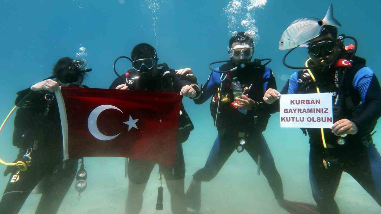 Fethiye'de dalgıçlar su altında bayramlaştı: Dalyan Koyu'nda 5 metre derinlikte Türk bayrağı