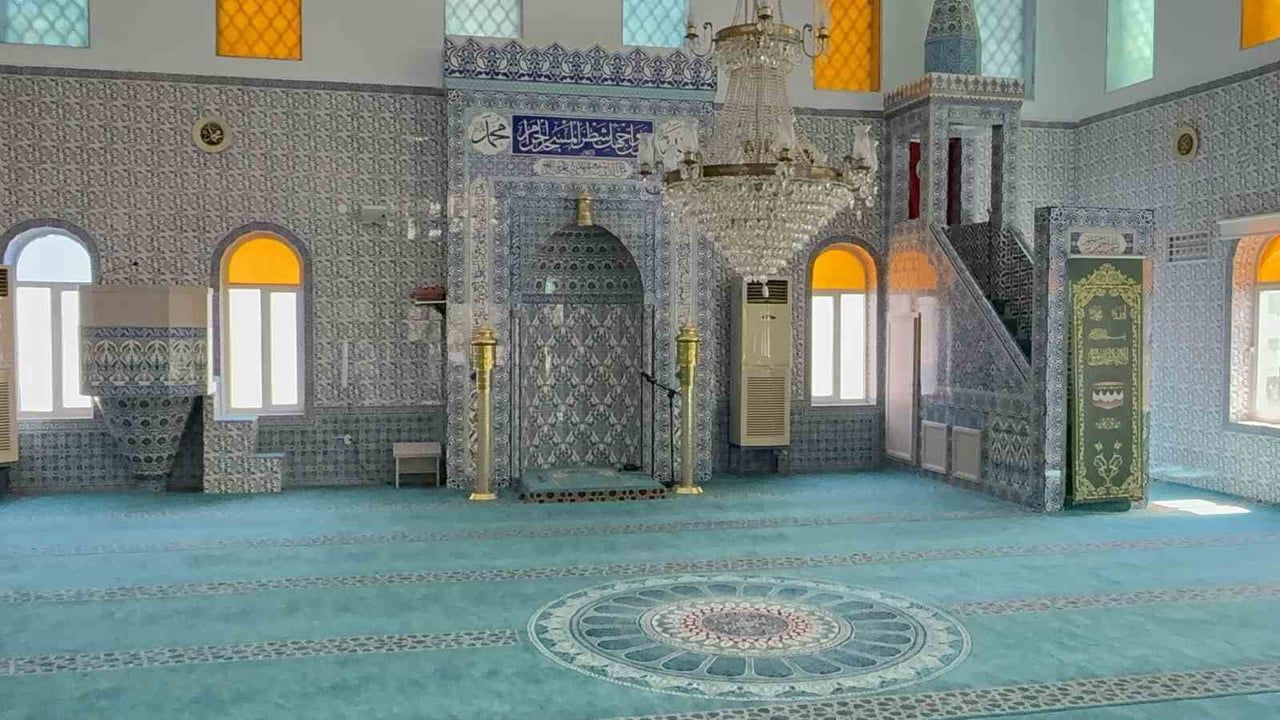 Fethiye'de emekli imamın meyhane açılışında dua etmesi tartışma yarattı