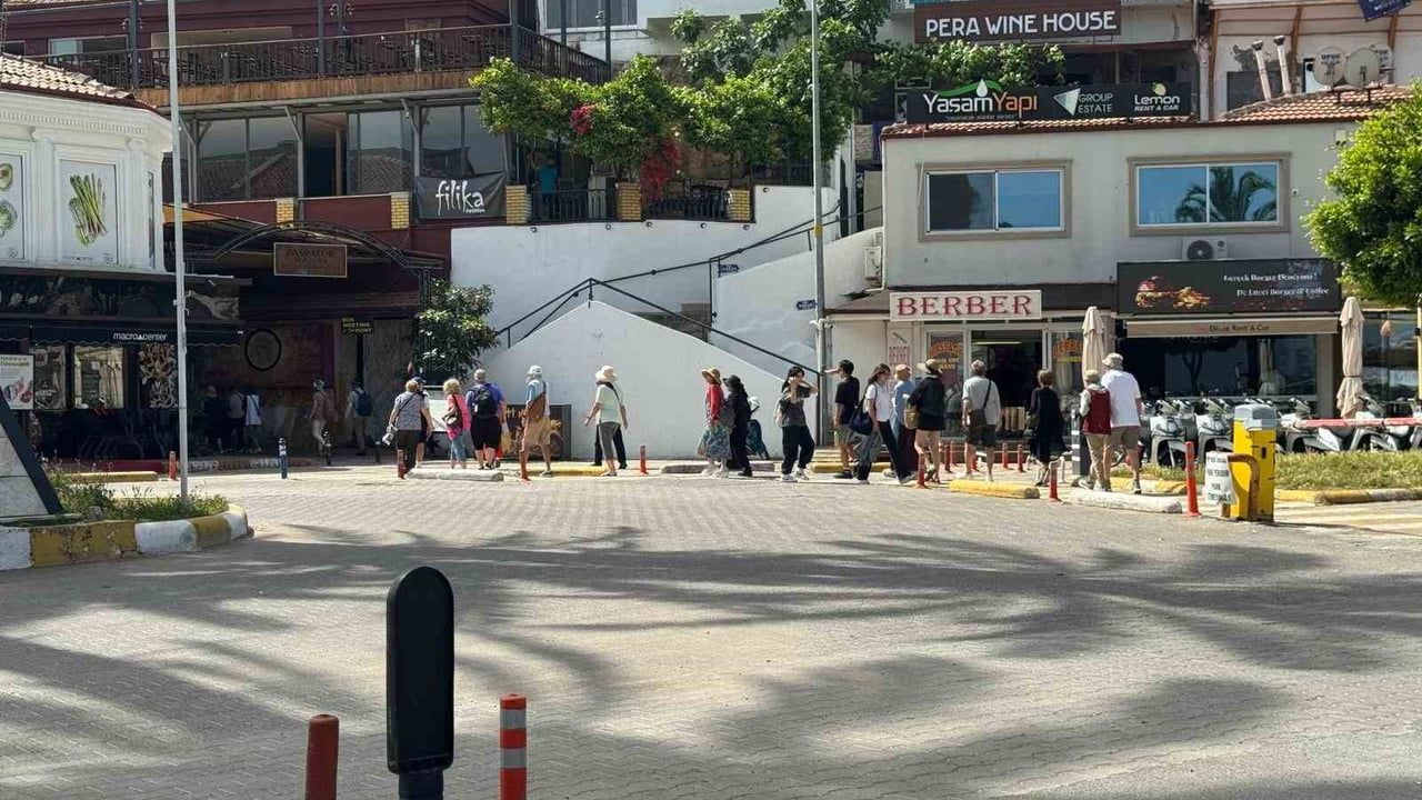Fethiye'ye 2026 sezonunun ilk kruvaziyer gemisi 'Allura' demir attı