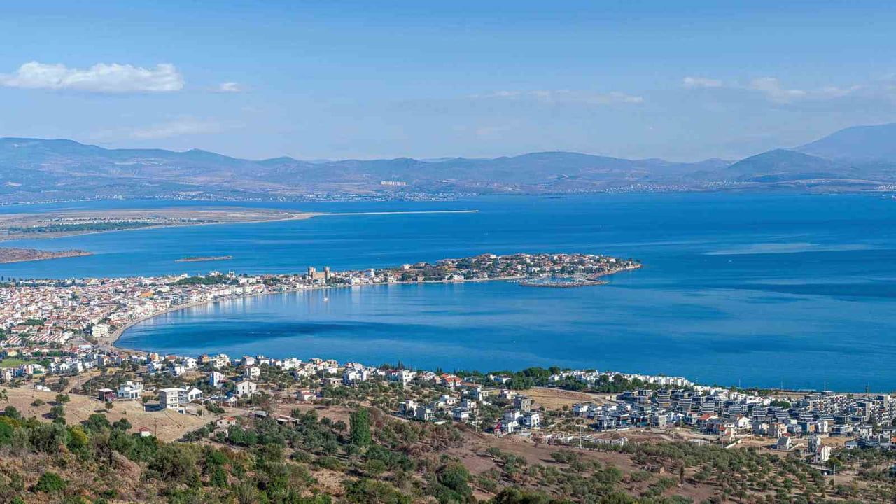 Folkart Arsa Dikili'de müstakil villa imarlı tapu teslimleri başladı