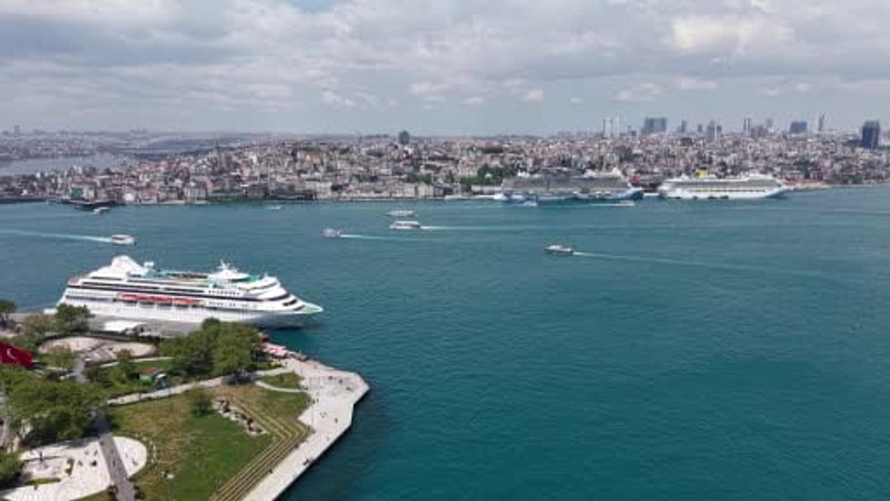 Galataport ve Sarayburnu'na Aynı Anda Dört Kruvaziyer Yanaştı: Havadan Görüntüler İstanbul Siluetini Vurguladı