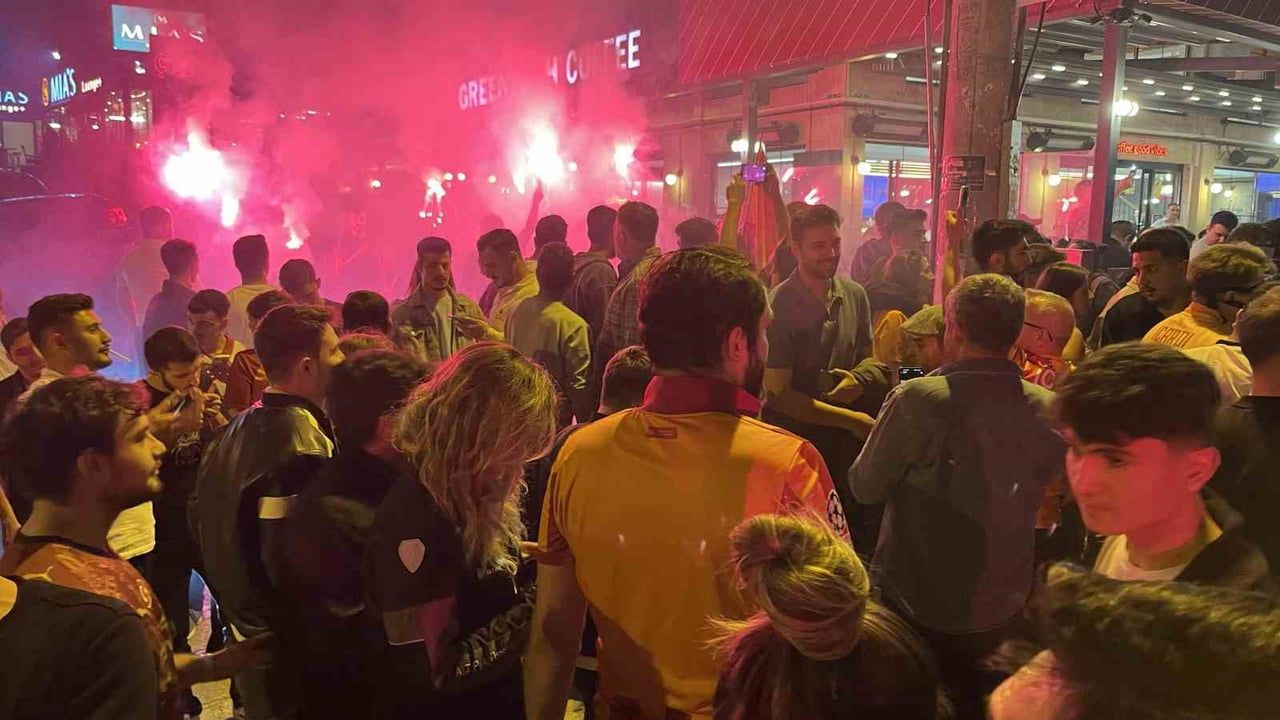 Galatasaray 26. şampiyonluğunu Bursa sokaklarında kutladı