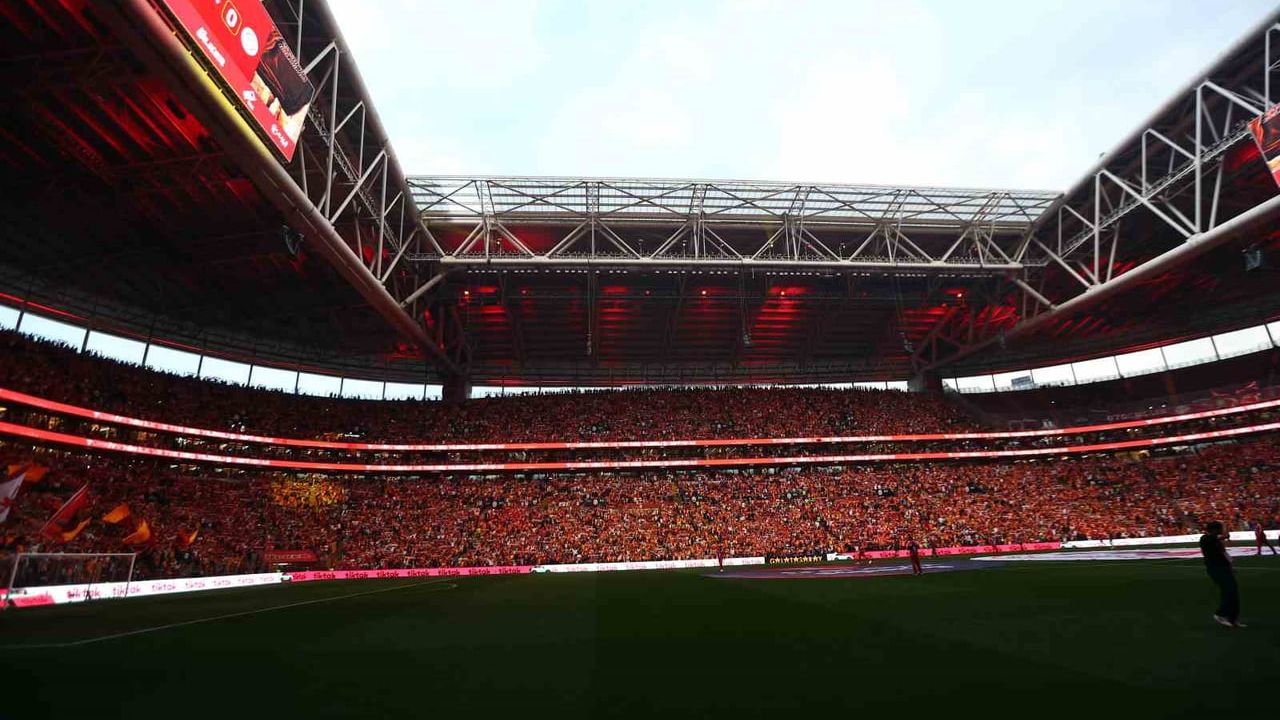 Galatasaray, Antalyaspor maçına 2 değişiklikle başladı: Uğurcan ve İlkay 11'de