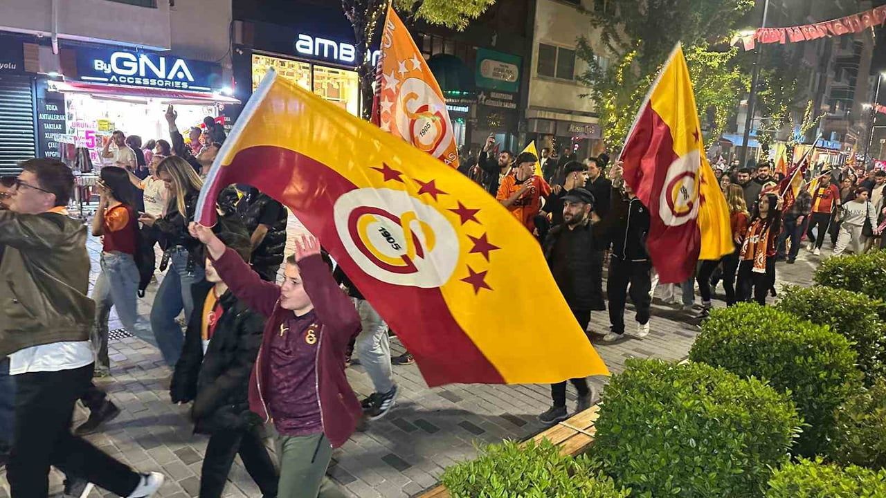 Galatasaray, Antalyaspor’u 4-2 yenip Süper Lig 2025-2026 şampiyonluğunu garantiledi; Uşak’ta coşkulu kutlama