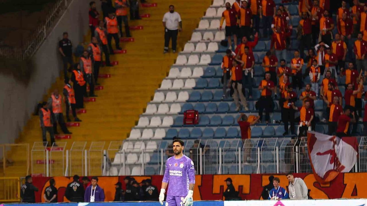Galatasaray’da Günay Güvenç sakatlandı; Batuhan Şen 46. dakikada oyuna girdi