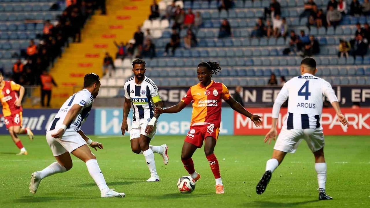 Galatasaray'da Kasımpaşa Maçında 9 Değişiklik: Okan Buruk Gençlere Şans Verdi