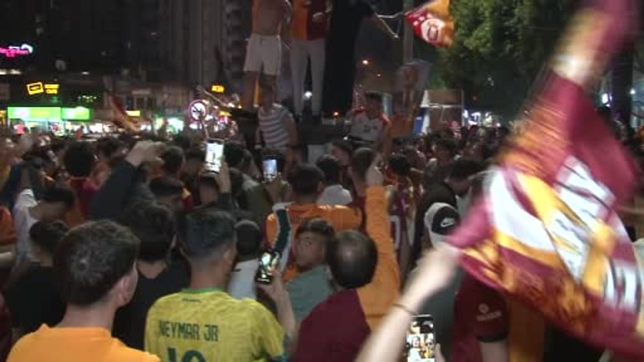 Galatasaray'ın 26. şampiyonluğu Adana'da coşkuyla kutlandı