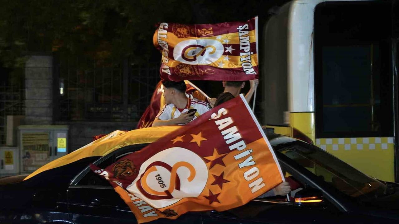 Galatasaray'ın 26. şampiyonluğu: Taraftarlar İstanbul sokaklarında kutlama yaptı