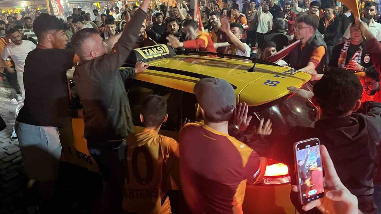 Galatasaray’ın şampiyonluğu İzmir’de binlerce taraftarla kutlandı
