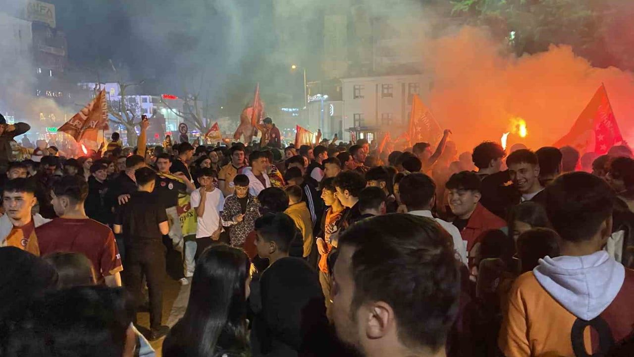Galatasaray’ın şampiyonluğu Kastamonu’da Cumhuriyet Caddesi’nde coşkuyla kutlandı