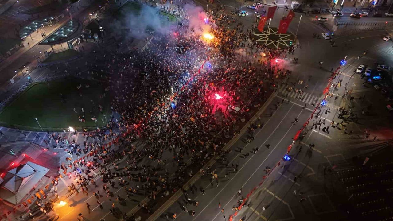 Galatasaray'ın şampiyonluğu Kayseri'de Cumhuriyet Meydanı'nda kutlandı