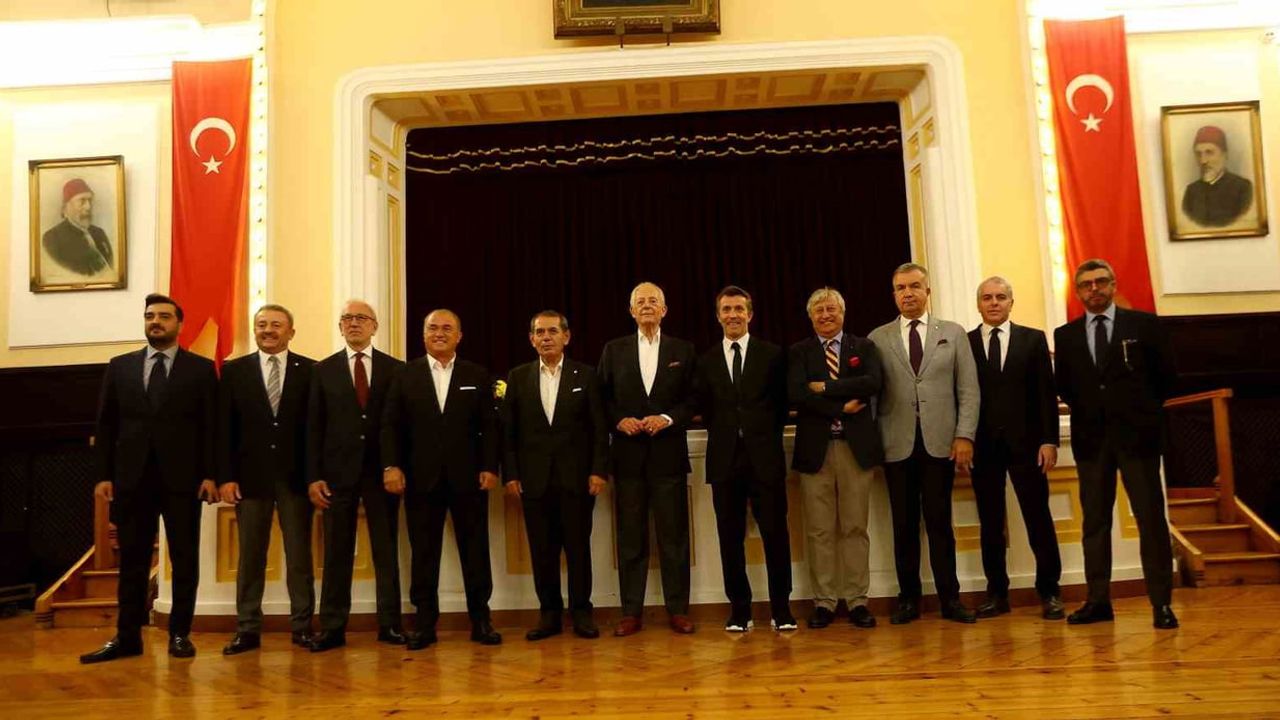 Galatasaray'ın UEFA Kupası Zaferinin 26. Yıldönümünde Efsaneler Galatasaray Lisesi'nde Buluştu