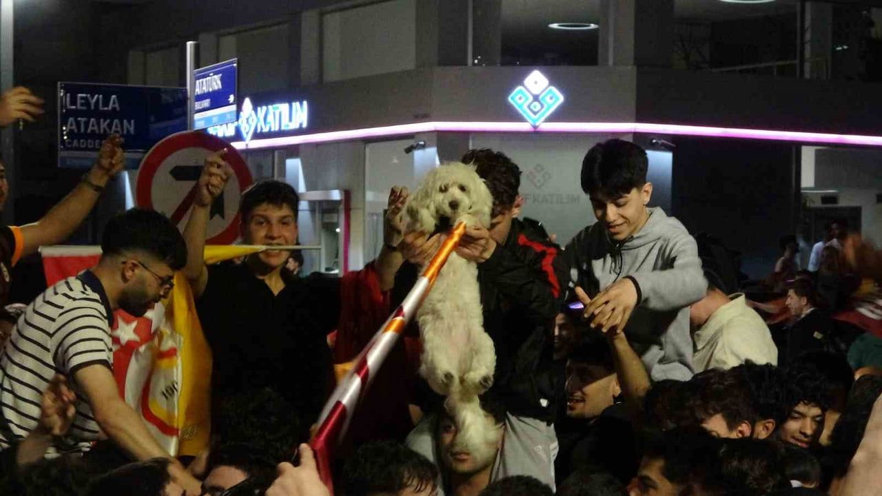 Galatasaray şampiyonluğunu ilan etti: Kocaeli kutlamalarına Trabzonlu taraftar da katıldı