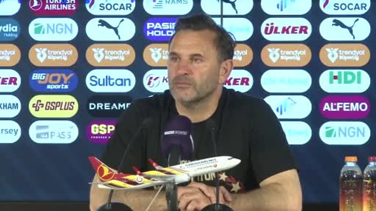 Galatasaraylı Futbolculardan Okan Buruk'un Basın Toplantısında Geleneksel Kutlama