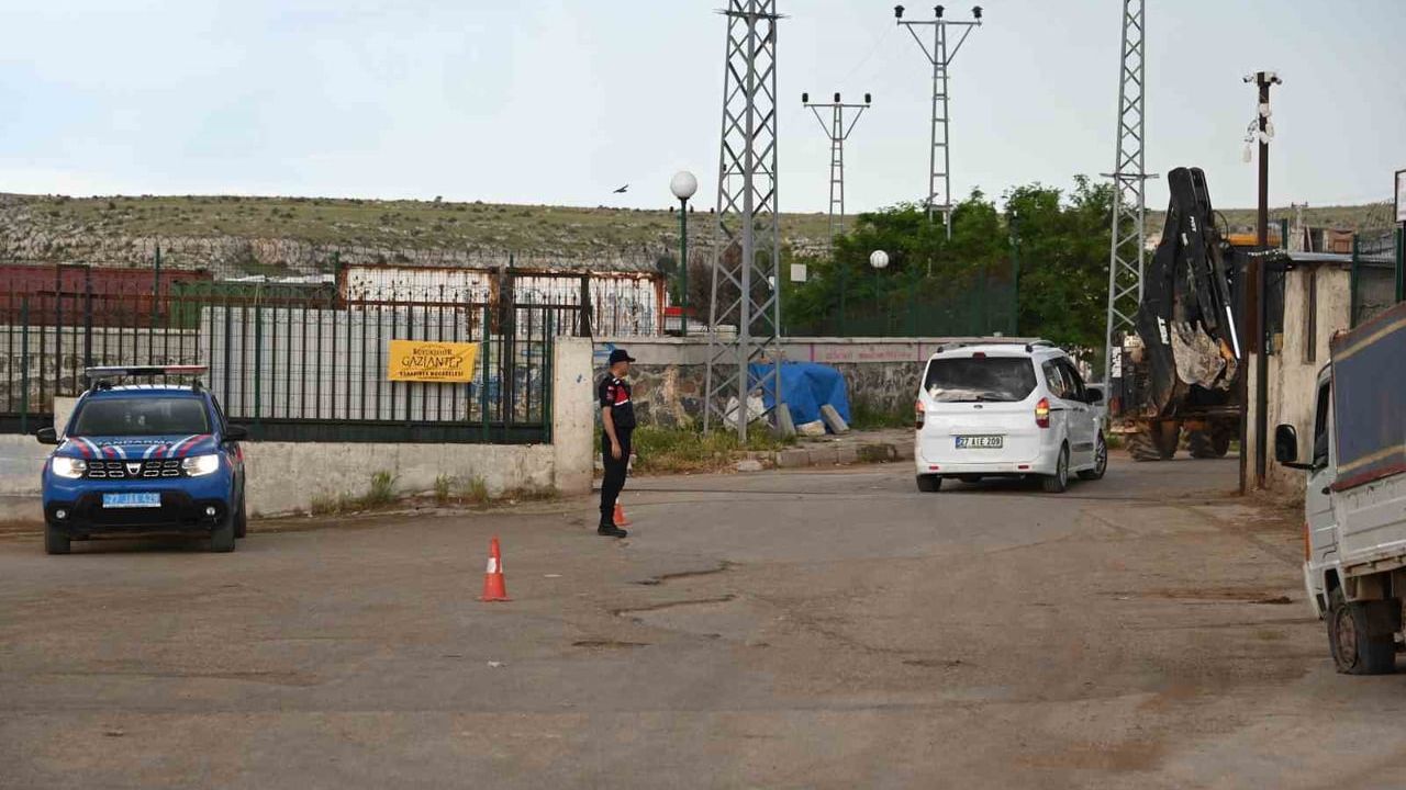 Gaziantep İl Jandarması, kurban pazarlarında dron destekli denetim gerçekleştirdi