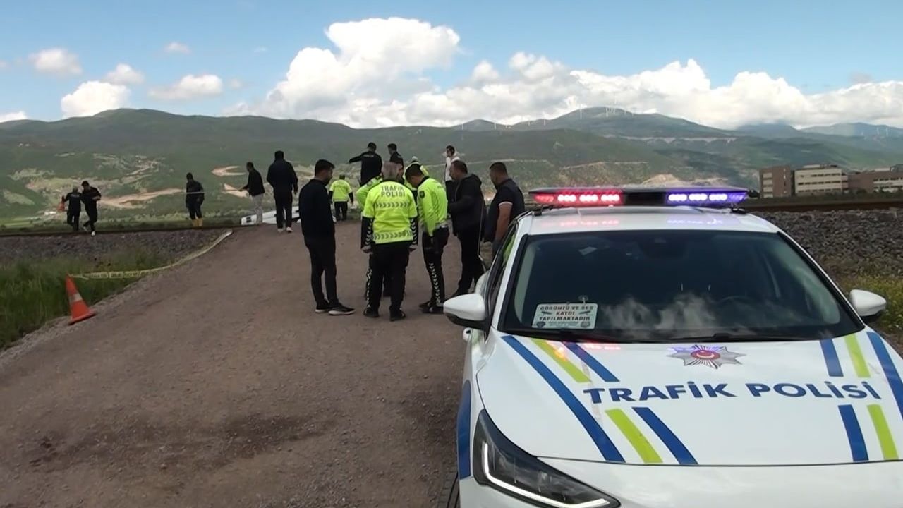 Gaziantep İslahiye'de hemzemin geçitte öğrenci servisine tren çarptı — 13 öğrenci hafif yaralandı