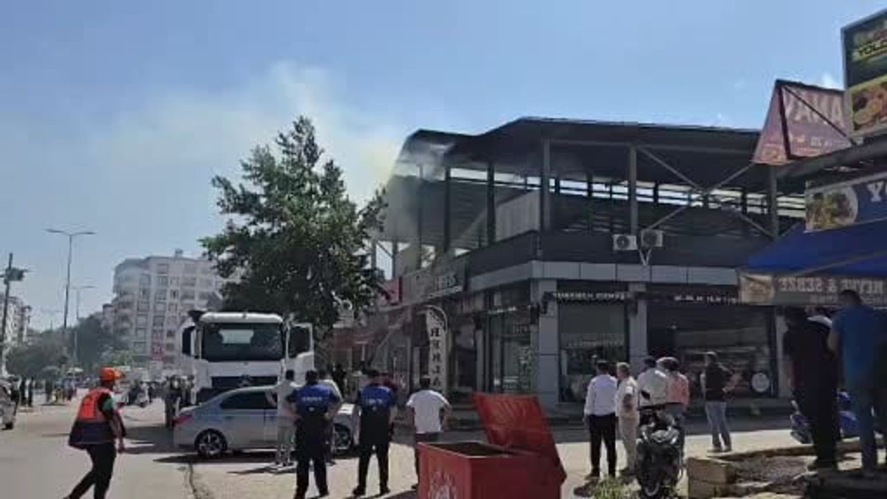 Gaziantep İslahiye'de Muhasebeciler Çarşısı'nda Çatı Yangını Kontrol Altına Alındı