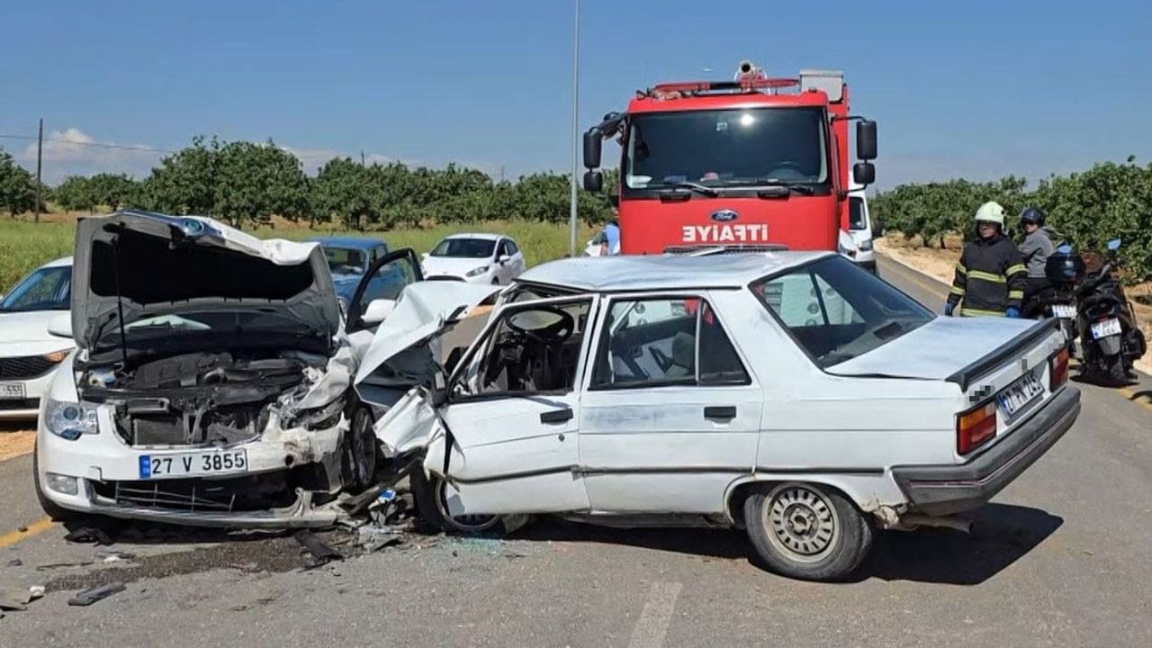 Gaziantep Nizip'te hatalı sollama sonucu iki otomobil çarpıştı; sürücüler hastaneye kaldırıldı