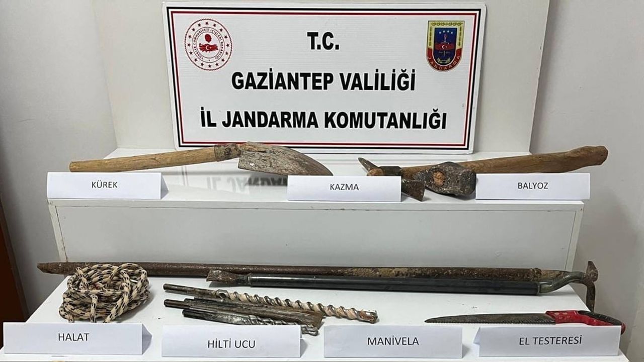 Gaziantep Nizip'te izinsiz define kazısı yapan 2 şüpheli jandarmaya yakalandı