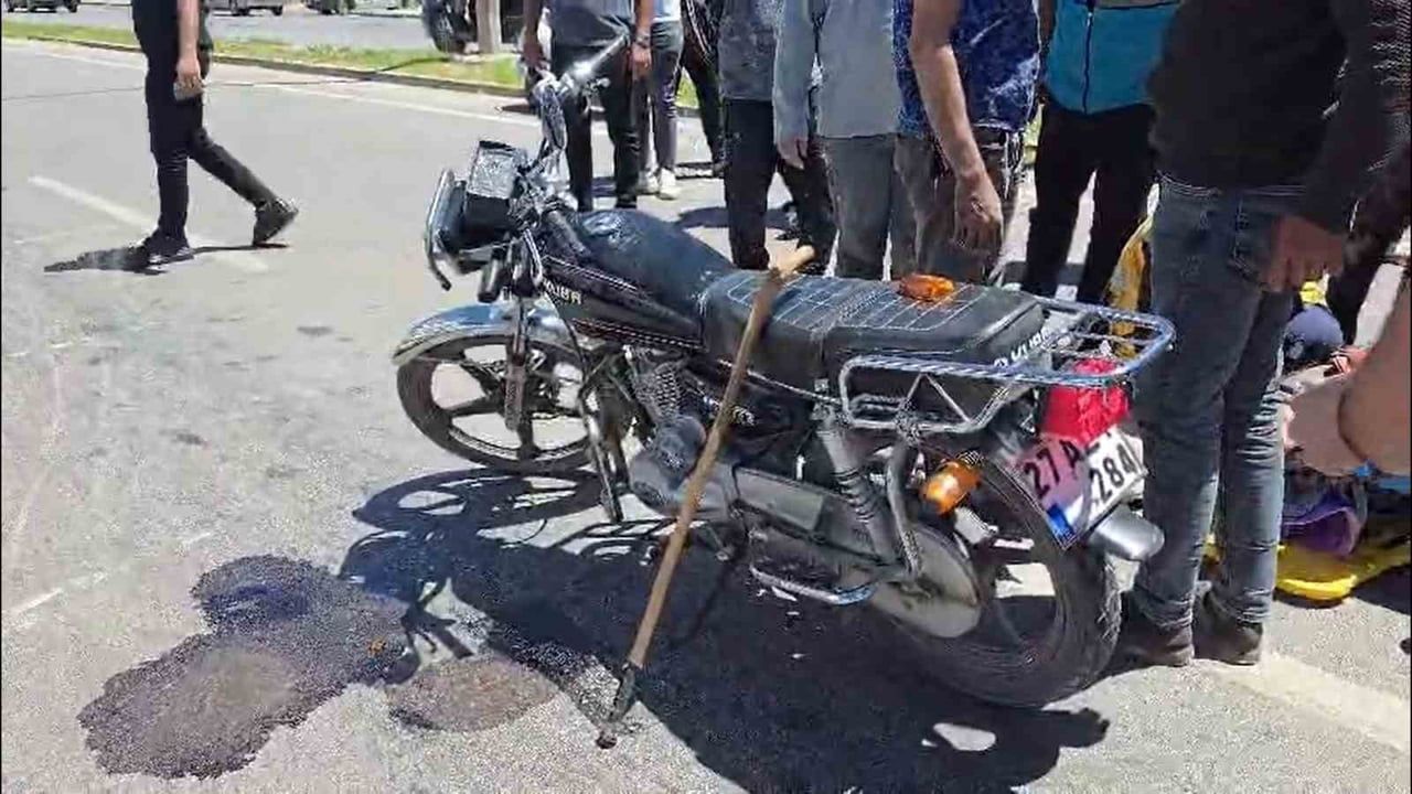 Gaziantep Nizip'te otomobil ile motosiklet çarpıştı: 70 yaşındaki sürücü yaralandı