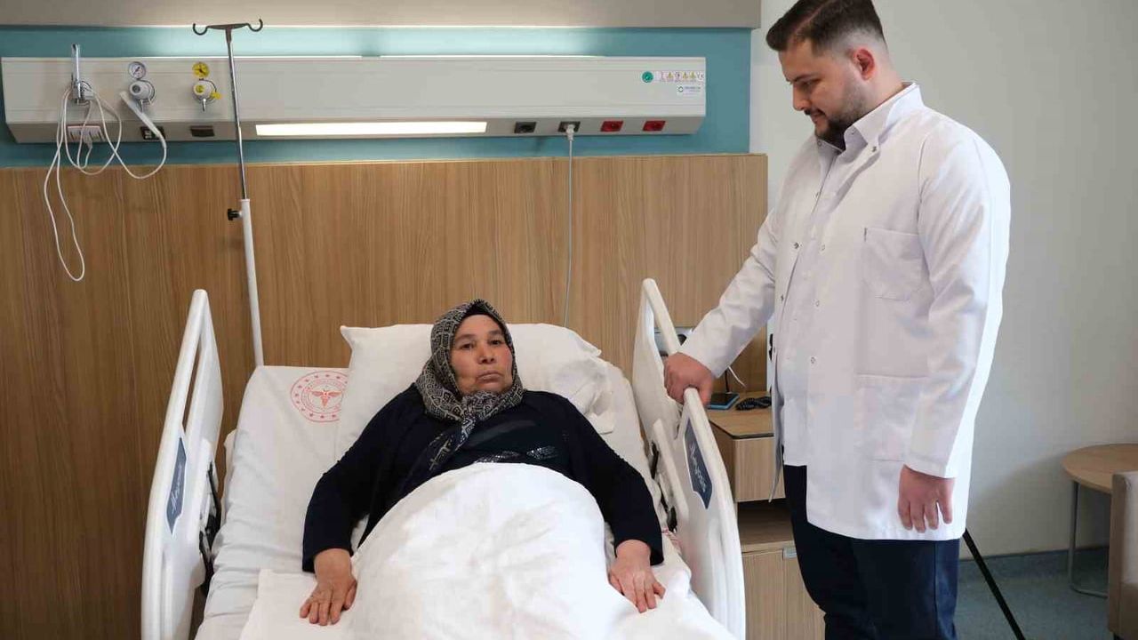 Gaziantep Şehir Hastanesi'nde 'ağrı pili' ile kronik bel ağrısı tedavisi başarılı
