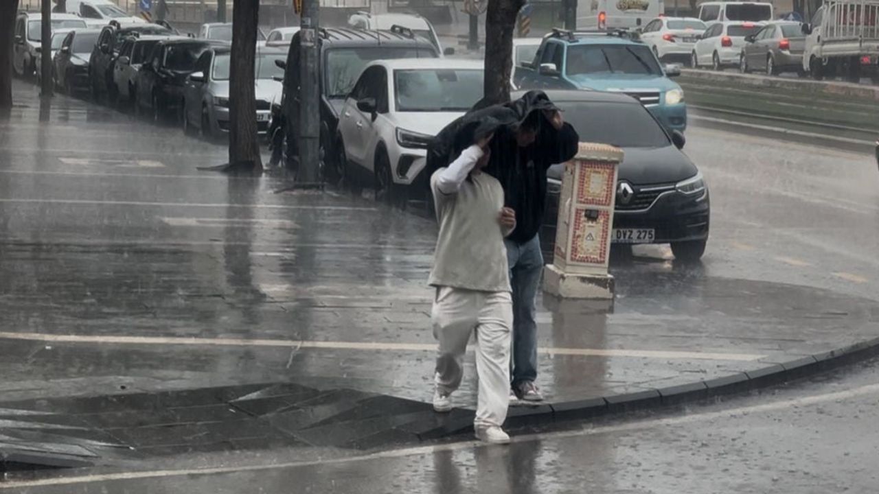 Gaziantep'te Ani Sağanak: Merkez İlçelerde Vatandaşlar Hazırlıksız Yakalandı