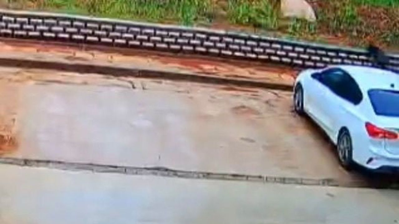Gaziantep’te gündüz vakti iki aracın lastikleri kesici aletle patlatıldı