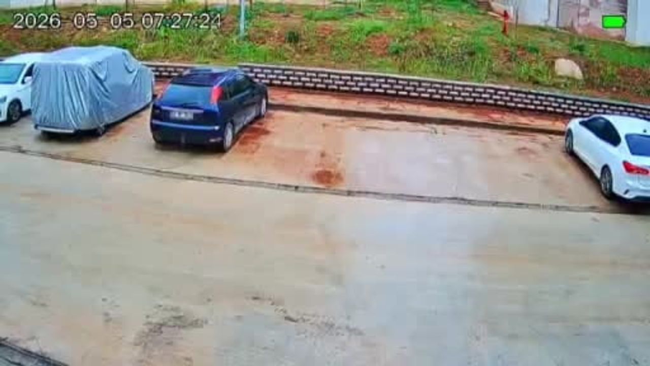 Gaziantep’te gündüz vakti park halindeki 2 aracın lastiği kesici aletle patlatıldı