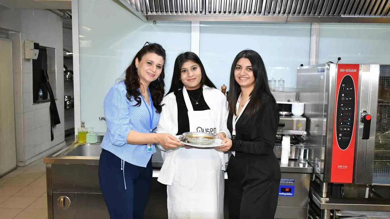 Gaziantep'te 'Her Gebeye Bir Ebe' Projesi Kapsamında Anne Adayları ve Ebeler Pirpirim Aşı Hazırladı