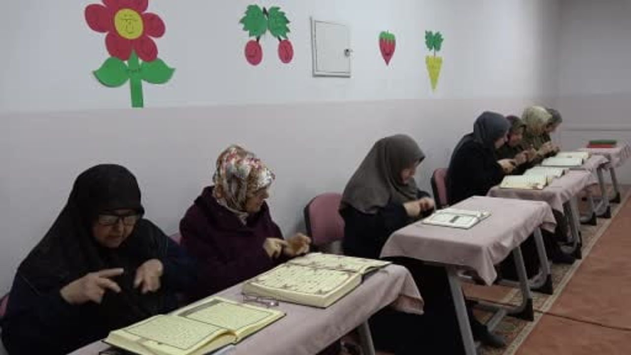 Gaziantep'te işitme engelli kadın, işaret diliyle Kur'an-ı Kerim öğrenme hayalini 52 yaşında gerçekleştirdi