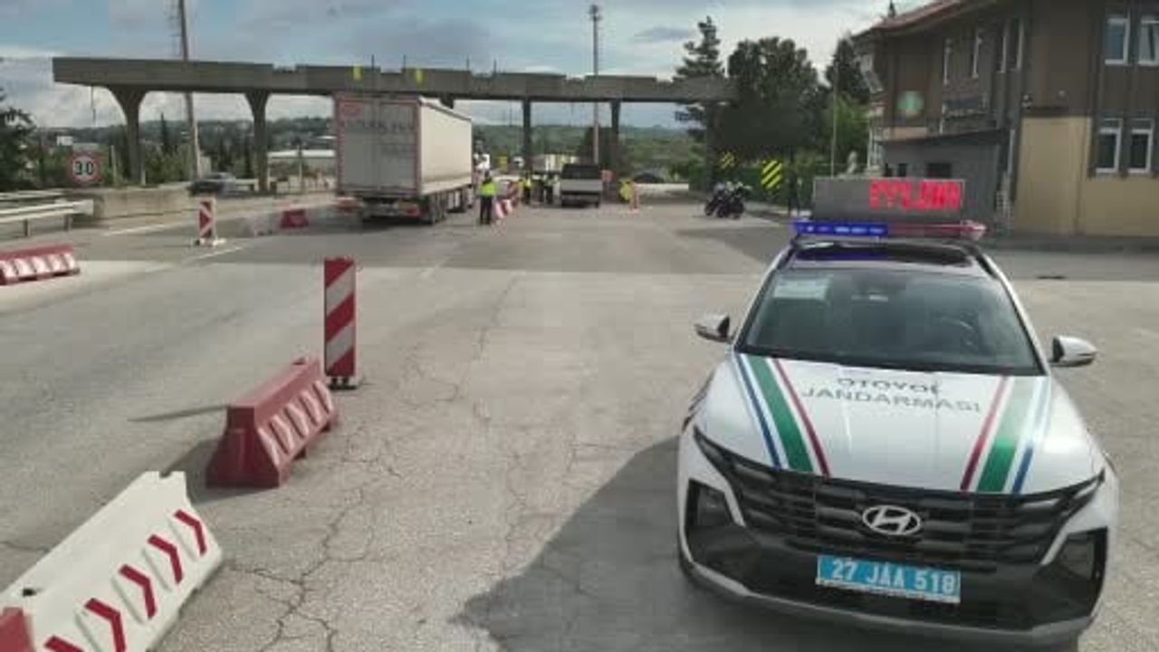 Gaziantep'te Jandarma Otoyolda Bayram Denetimi: Emniyet Kemeri Vurgusu