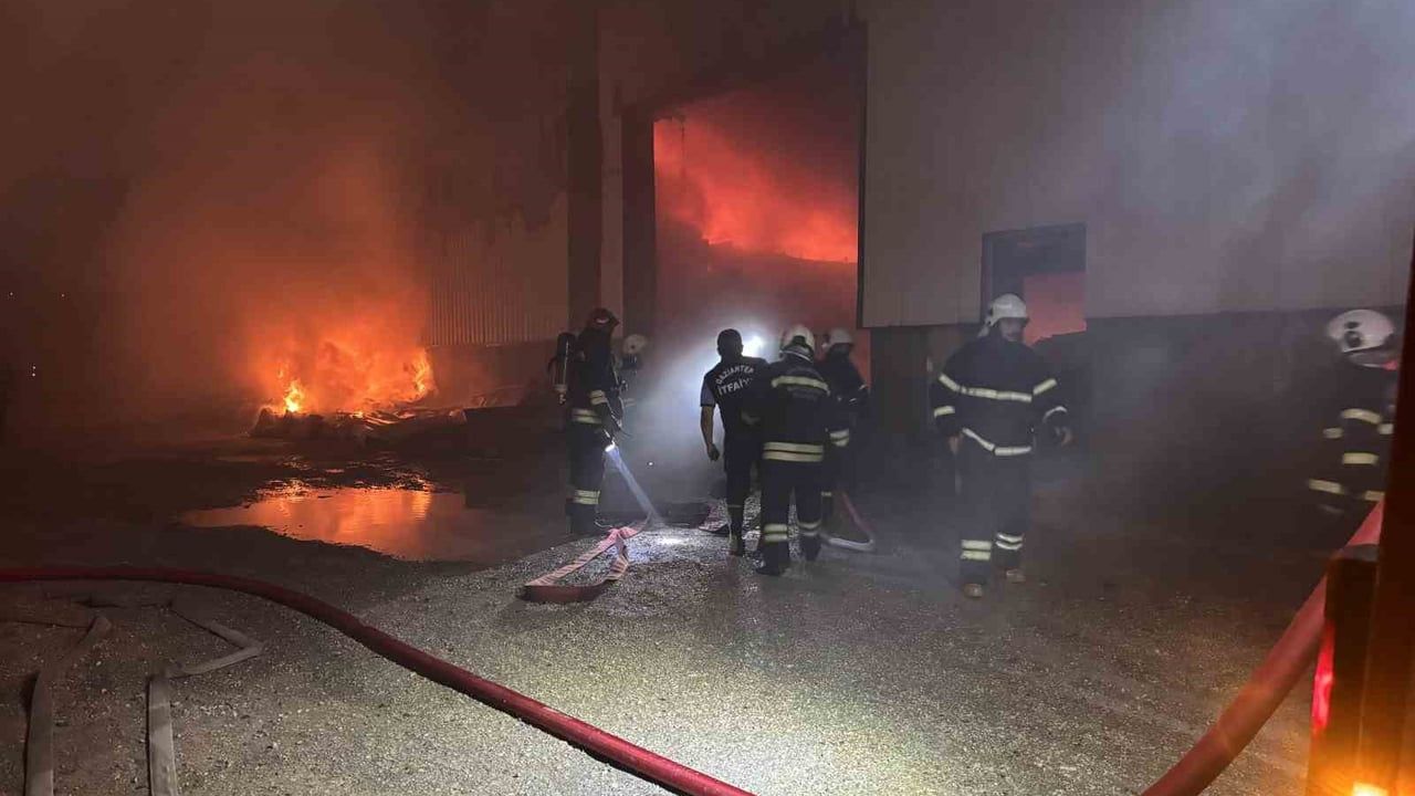 Gaziantep'te mobilya fabrikasında yangın: Şehitkamil 5. OSB'de 33 araç ve 72 personel müdahalesi
