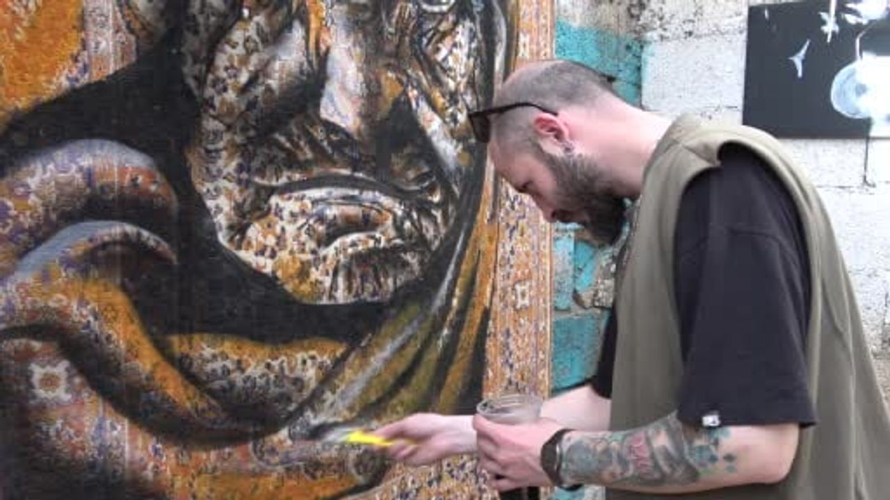 Gaziantep’te Nostaljik Perde ve Halıları Tuvale Dönüştüren Ressam Ferhat Gümüş