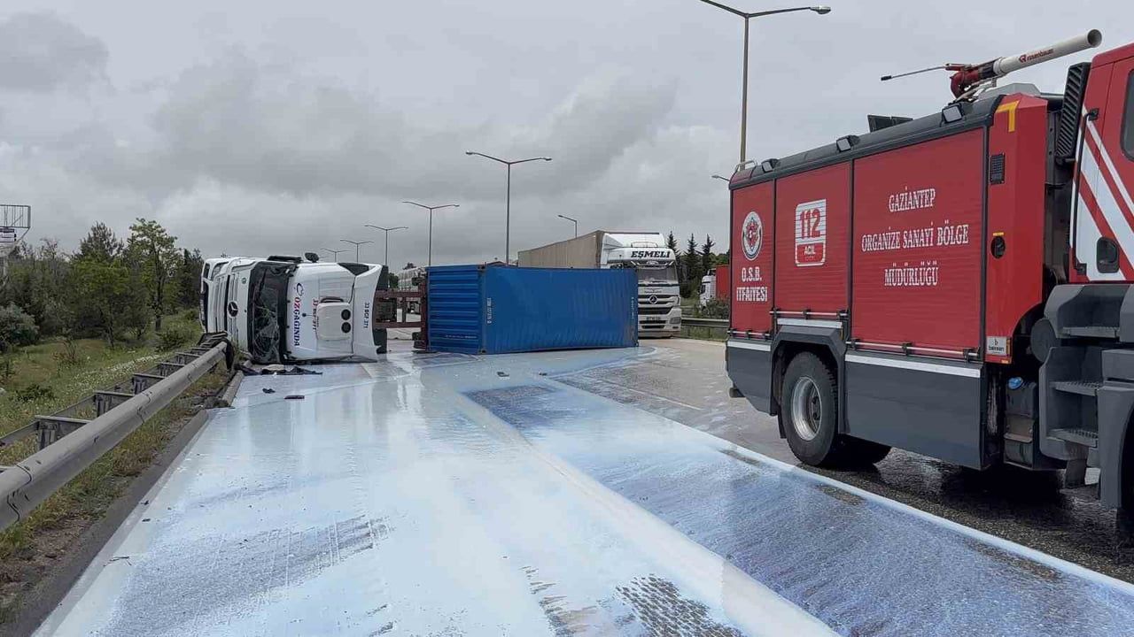Gaziantep'te otoyolda zincirleme kaza: 3 tır ve 1 otomobil karıştı, 1 yaralı
