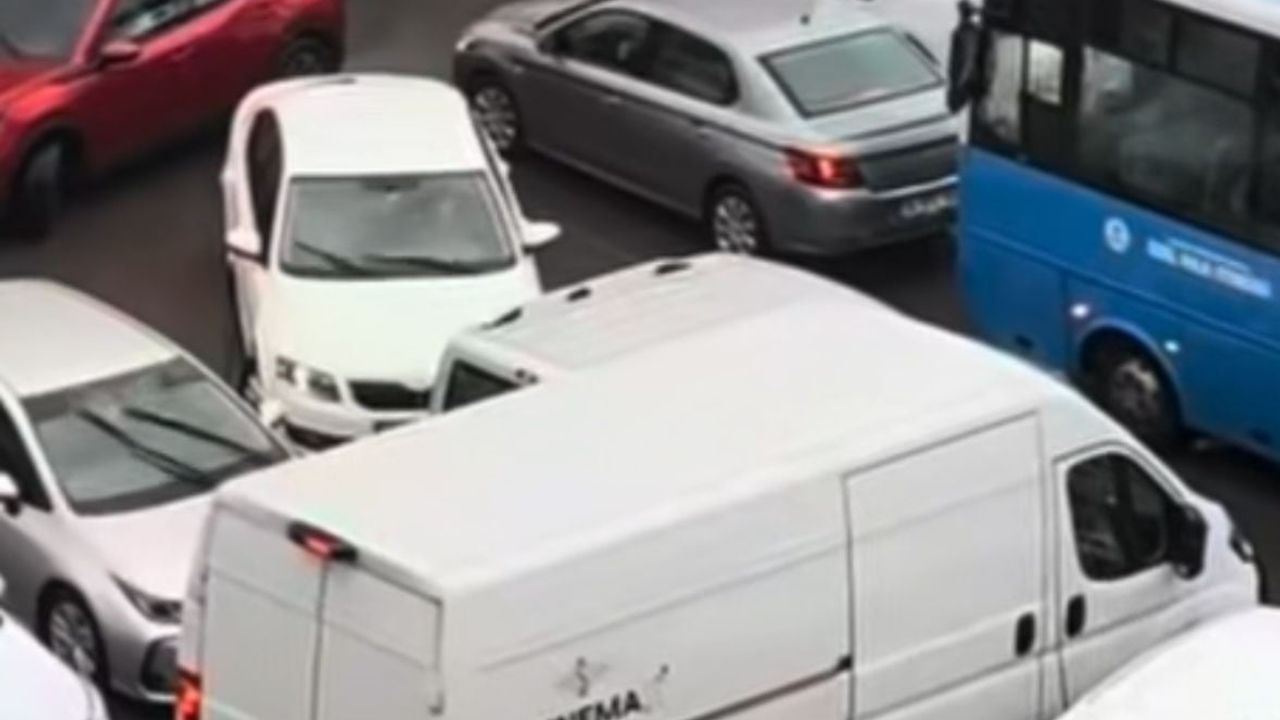Gaziantep’te sağanakta kitlenen trafikte otobüs şoförü sürücüleri yönlendirerek ambulansa yol açtı